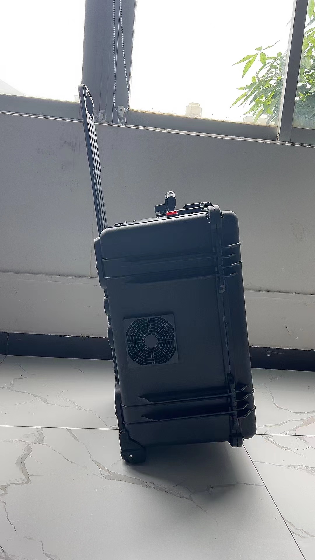 合作手拉箱型移动通信干扰器